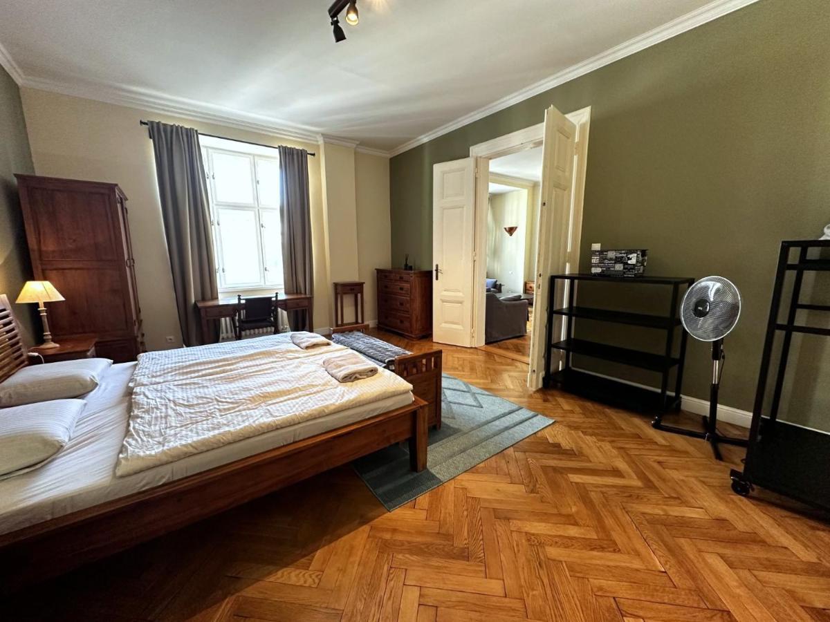 Gorkeho Apartment In City Centre Bratislava Esterno foto